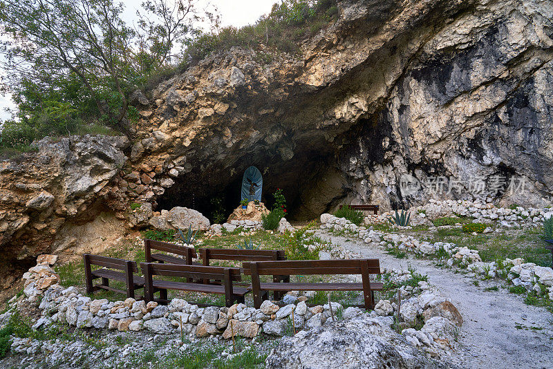 Grotto San Michele Arcangelo，意大利Roccacasale